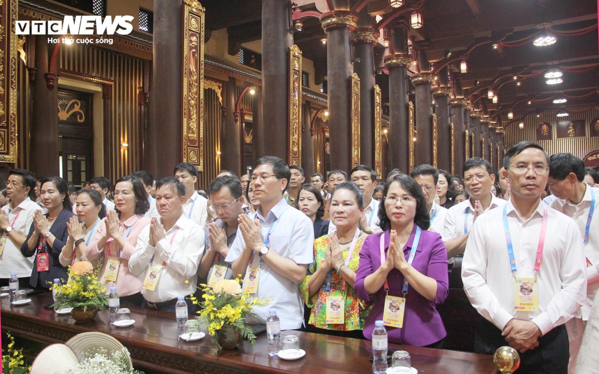 phật tử xúc động cung đón xá lợi Đức phật về yên tử, quảng ninh hình ảnh 8 phat tu xuc dong cung don xa loi Duc phat ve yen tu, quang ninh hinh anh 8