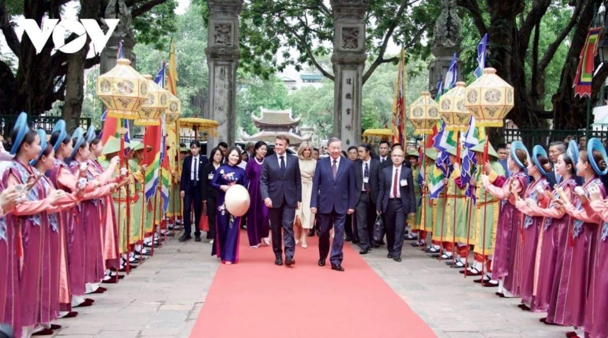 party chief to lam and french president visit temple of literature picture 1 party chief to lam and french president visit temple of literature picture 1