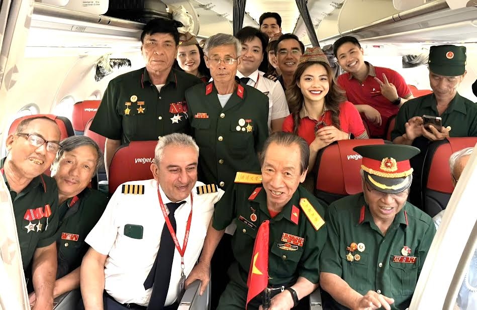 Chuyến bay Vietjet bất ngờ chào đón những người viết nên lịch sử