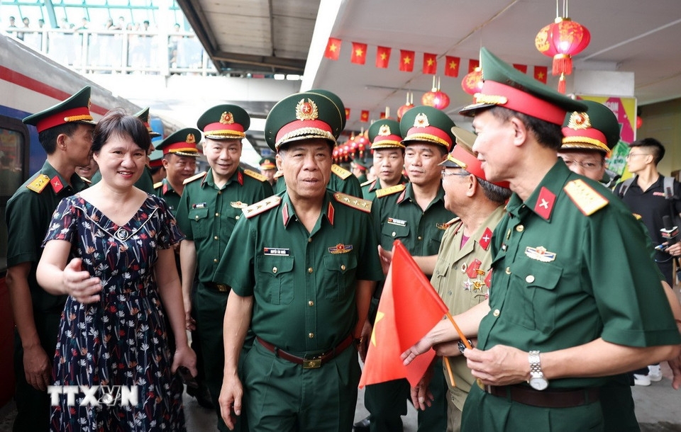 hân hoan đón đoàn cán bộ, chiến sỹ tham gia diễu binh về đến hà nội hình ảnh 1 han hoan don doan can bo, chien sy tham gia dieu binh ve den ha noi hinh anh 1