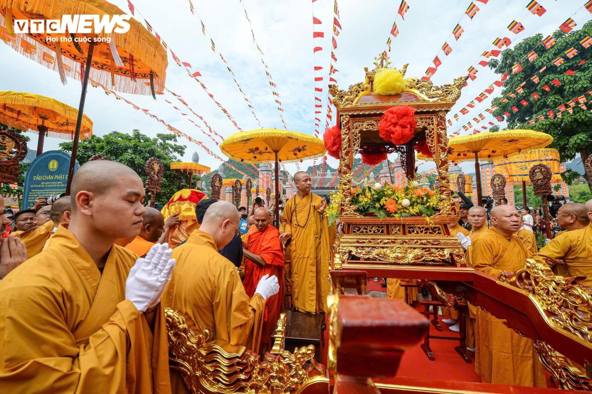 buddha s sarira now enshrined at tam chuc pagoda for veneration picture 2 buddha s sarira now enshrined at tam chuc pagoda for veneration picture 2