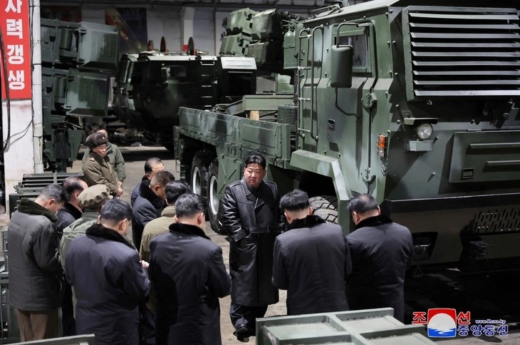 Nhà lãnh đạo Triều Tiên Kim Jong Un thị sát nhà máy sản xuất xe tăng