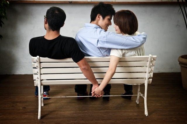 Tôi "chơi với dao" khi mắc trong mối quan hệ giữa chồng và bạn của chồng