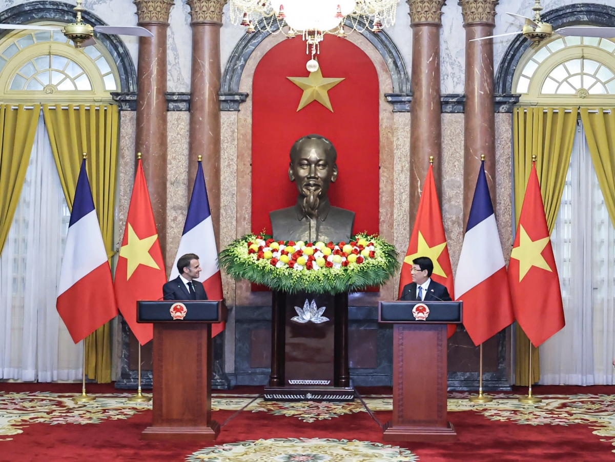 Chủ tịch nước Lương Cường và Tổng thống Pháp Emmanuel Macron gặp gỡ báo chí