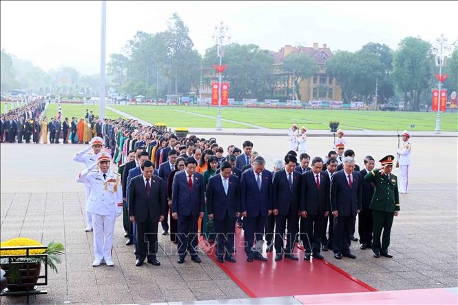 lanh dao Dang, nha nuoc, dai bieu quoc hoi vao lang vieng chu tich ho chi minh hinh anh 2