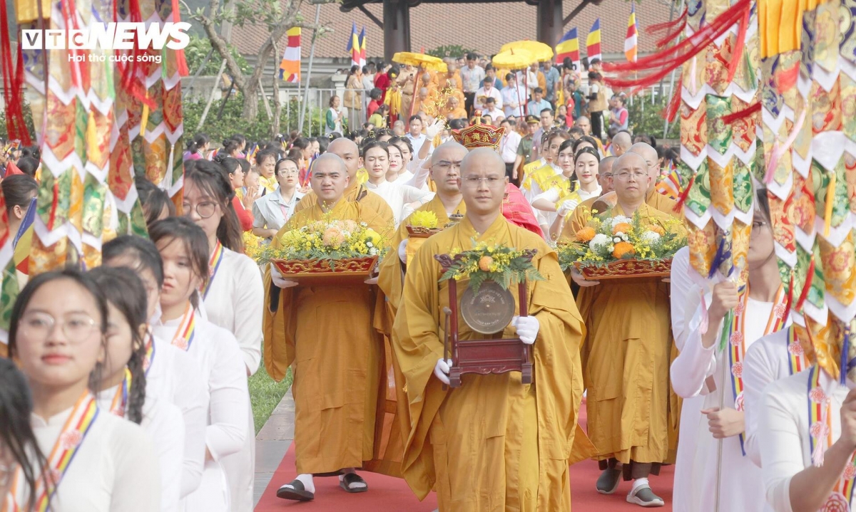 phật tử xúc động cung đón xá lợi Đức phật về yên tử, quảng ninh hình ảnh 2 phat tu xuc dong cung don xa loi Duc phat ve yen tu, quang ninh hinh anh 2
