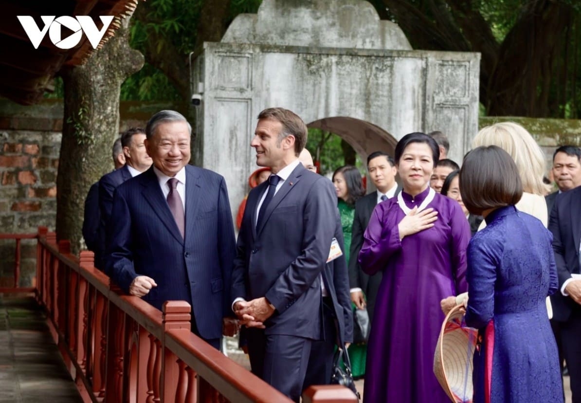 party chief to lam and french president visit temple of literature picture 2 party chief to lam and french president visit temple of literature picture 2