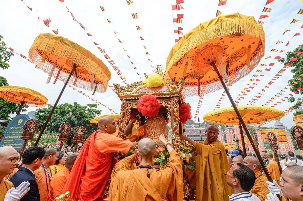 buddha s sarira now enshrined at tam chuc pagoda for veneration picture 3 buddha s sarira now enshrined at tam chuc pagoda for veneration picture 3