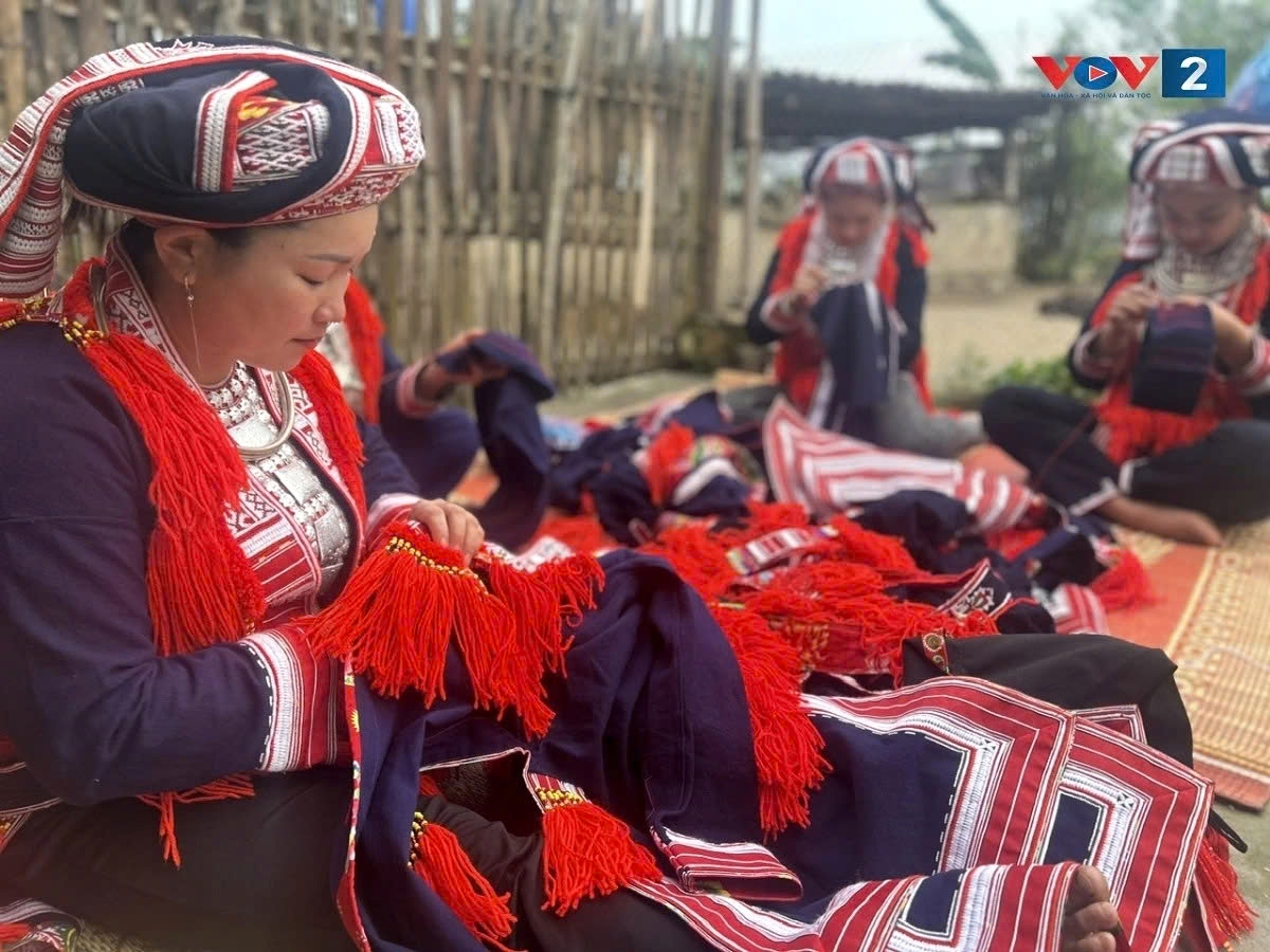 red dao people preserve brocade weaving craft in hoang su phi picture 3