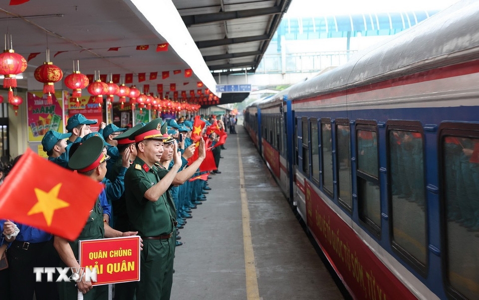 Hân hoan đón đoàn cán bộ, chiến sỹ tham gia diễu binh về đến Hà Nội