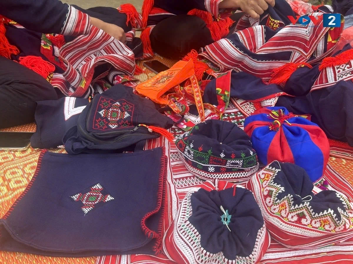 red dao people preserve brocade weaving craft in hoang su phi picture 4