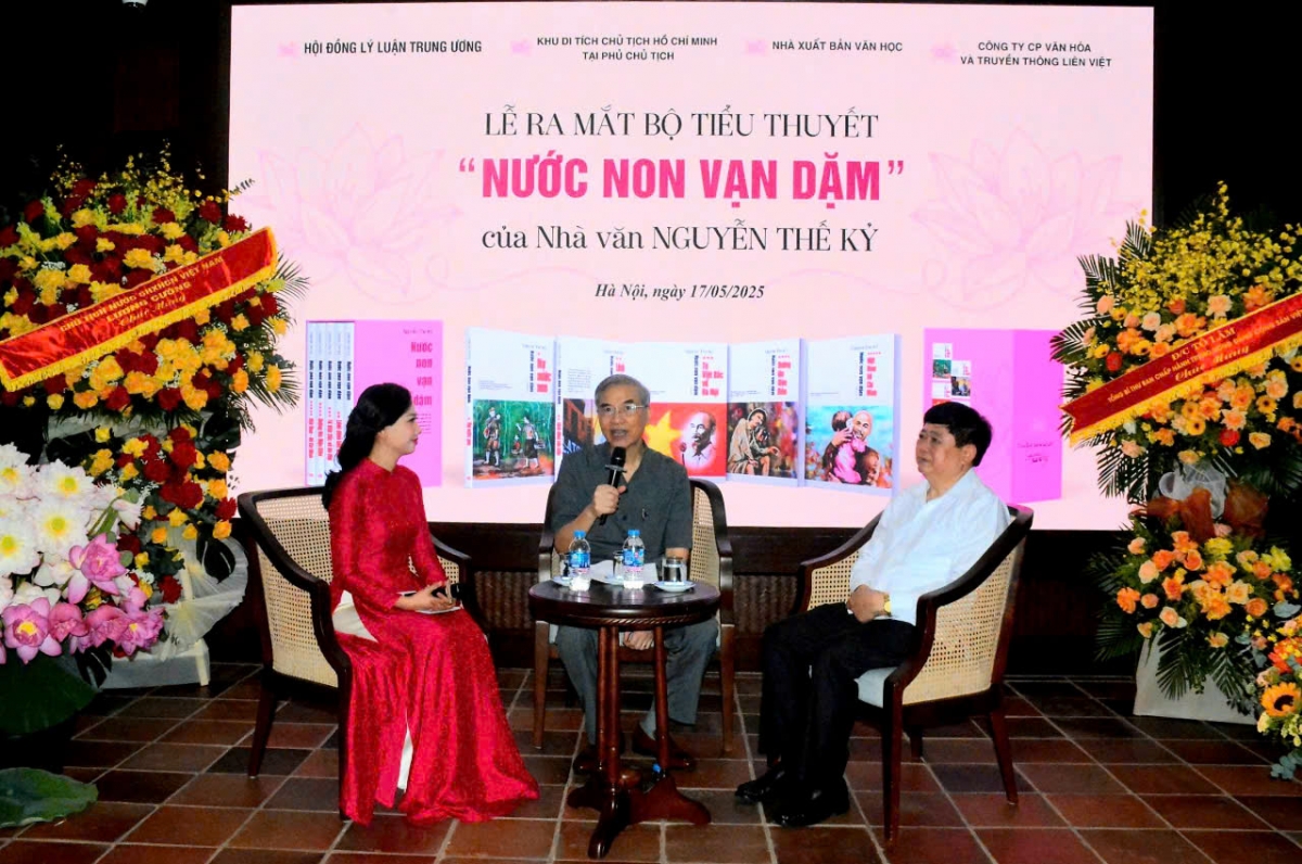 tập 5 bộ tiểu thuyết nước non vạn dặm bức chân dung trọn vẹn về bác hồ hình ảnh 1 tap 5 bo tieu thuyet nuoc non van dam buc chan dung tron ven ve bac ho hinh anh 1