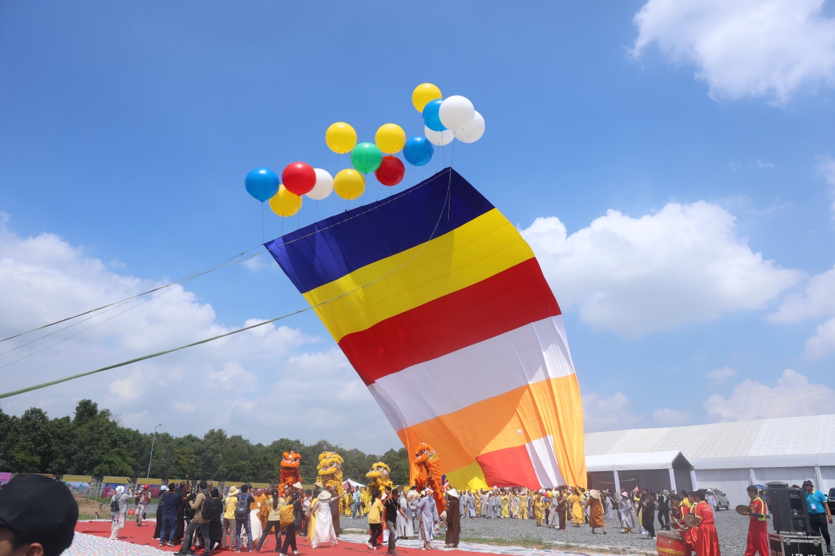 Đại kỳ Phật giáo lớn nhất thế giới tung bay tại Đại lễ Vesak 2025