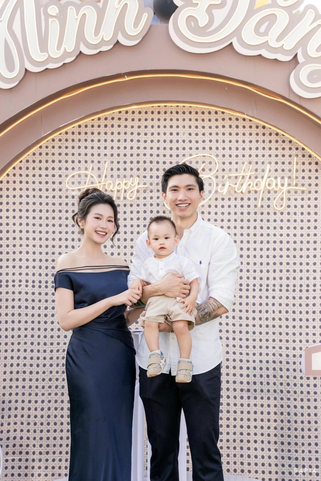 sao việt 4 5 vợ chồng Đoàn văn hậu mở tiệc lớn mừng sinh nhật con trai hình ảnh 1 sao viet 4 5 vo chong Doan van hau mo tiec lon mung sinh nhat con trai hinh anh 1