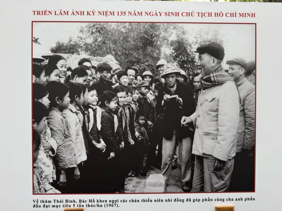 bao nhan dan trung bay hang tram tu lieu quy ve chu tich ho chi minh hinh anh 2