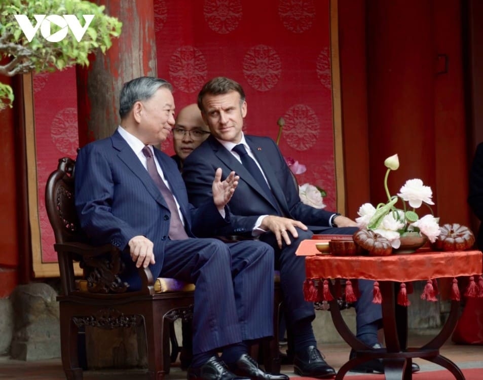 party chief to lam and french president visit temple of literature picture 4 party chief to lam and french president visit temple of literature picture 4