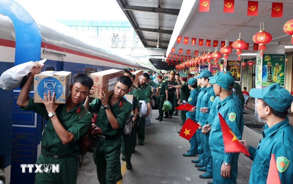 hân hoan đón đoàn cán bộ, chiến sỹ tham gia diễu binh về đến hà nội hình ảnh 4 han hoan don doan can bo, chien sy tham gia dieu binh ve den ha noi hinh anh 4