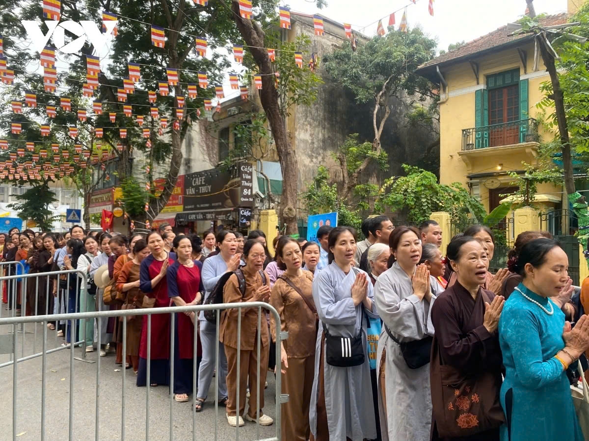 buddhist followers throng hanoi streets for buddha s sarira veneration picture 5 buddhist followers throng hanoi streets for buddha s sarira veneration picture 5