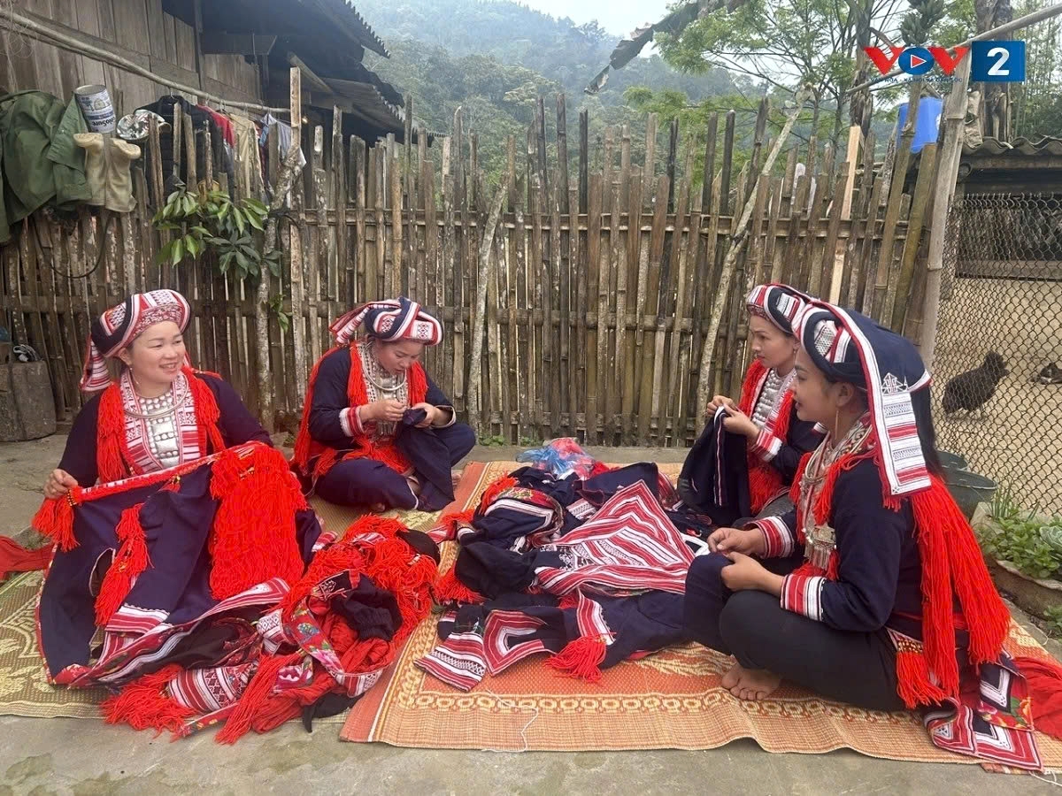 red dao people preserve brocade weaving craft in hoang su phi picture 5