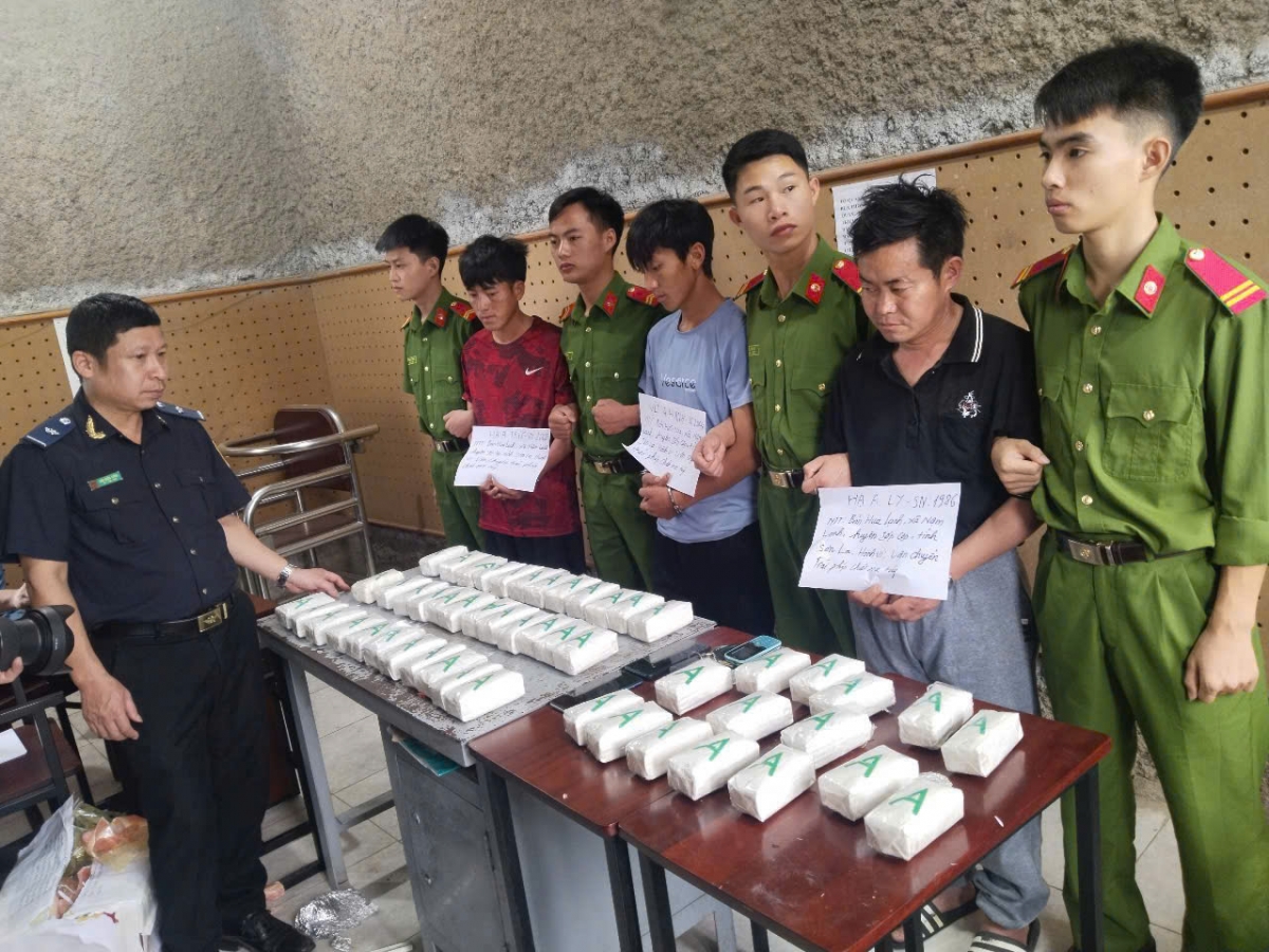 bắt giữ 3 đối tượng mua bán, vận chuyển trái phép 17 bánh hồng phiến hình ảnh 2 bat giu 3 doi tuong mua ban, van chuyen trai phep 17 banh hong phien hinh anh 2