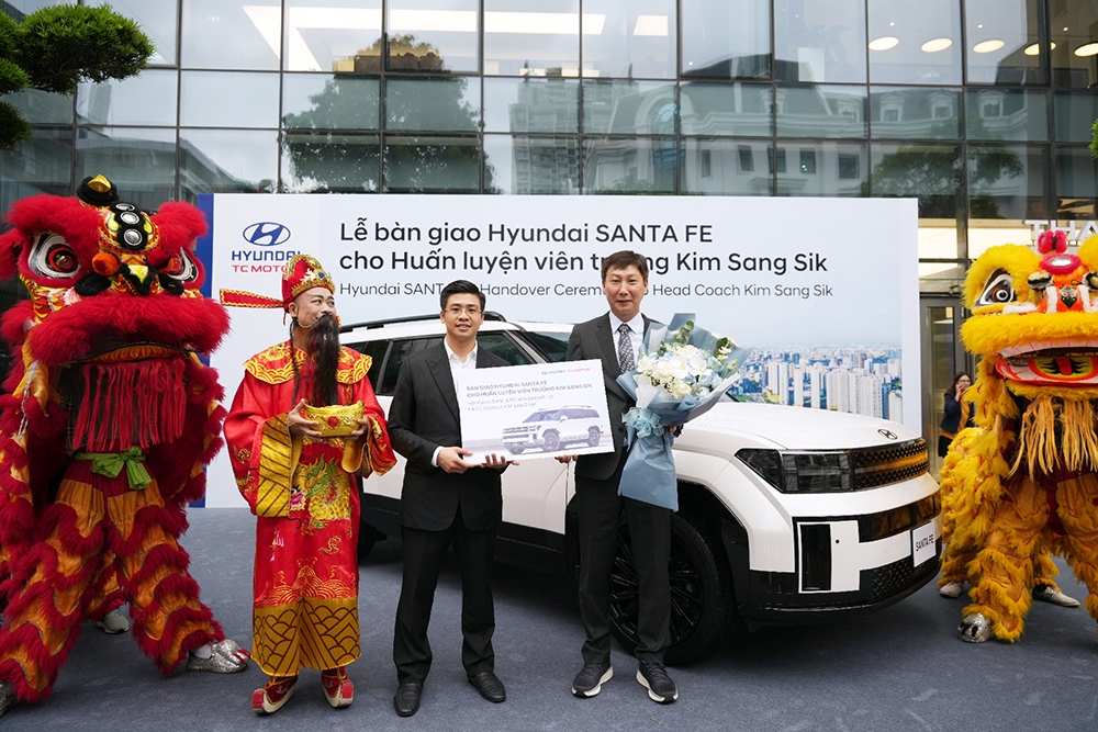 hyundai thành công bàn giao xe santa fe cho hlv tuyển việt nam kim sang-sik hình ảnh 1 hyundai thanh cong ban giao xe santa fe cho hlv tuyen viet nam kim sang-sik hinh anh 1