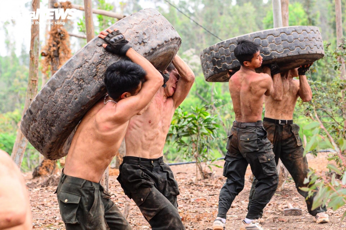 xem cảnh sát chống khủng bố đu dây, tác chiến tổng hợp trên sông nước và đầm lầy hình ảnh 5 xem canh sat chong khung bo du day, tac chien tong hop tren song nuoc va dam lay hinh anh 5