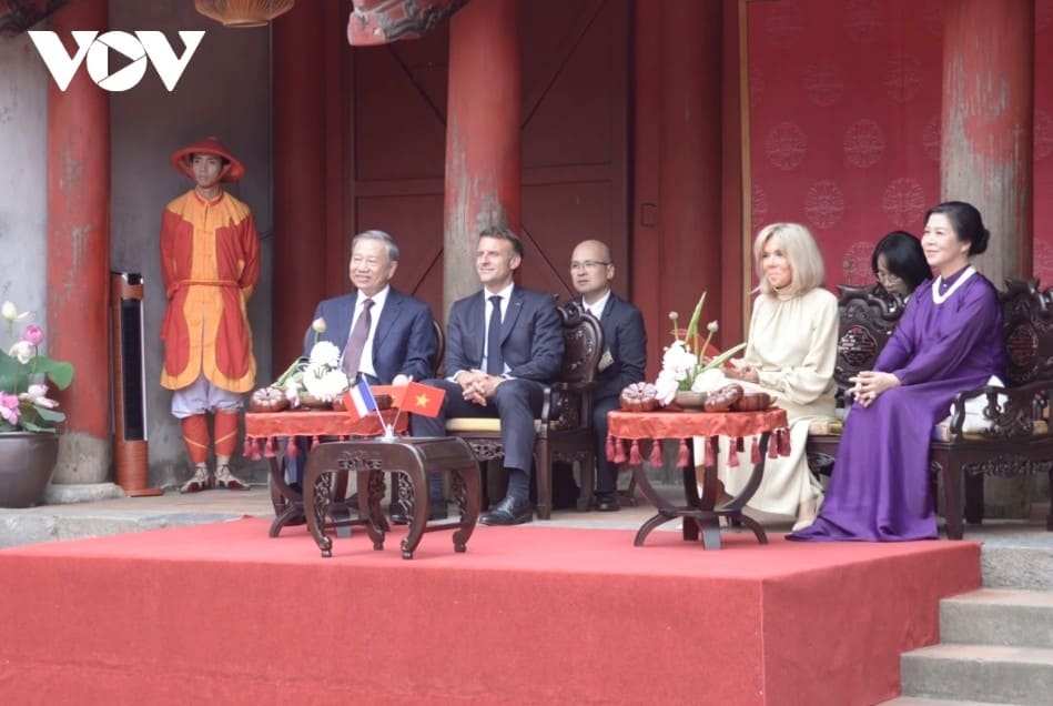 party chief to lam and french president visit temple of literature picture 5 party chief to lam and french president visit temple of literature picture 5