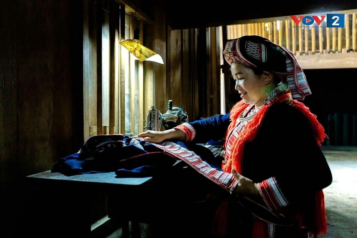 red dao people preserve brocade weaving craft in hoang su phi picture 6