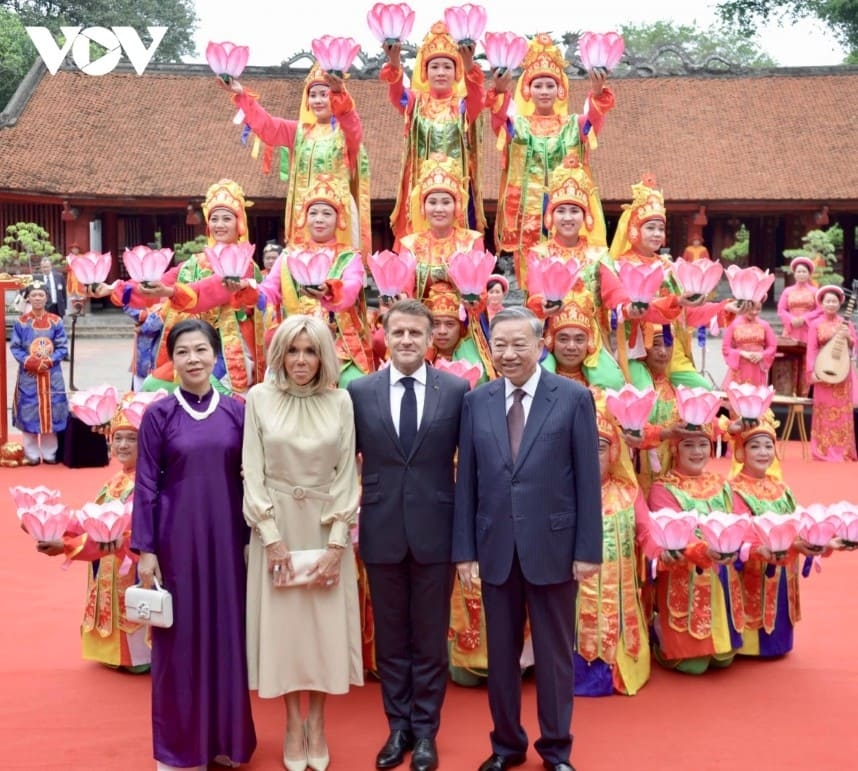 party chief to lam and french president visit temple of literature picture 6 party chief to lam and french president visit temple of literature picture 6