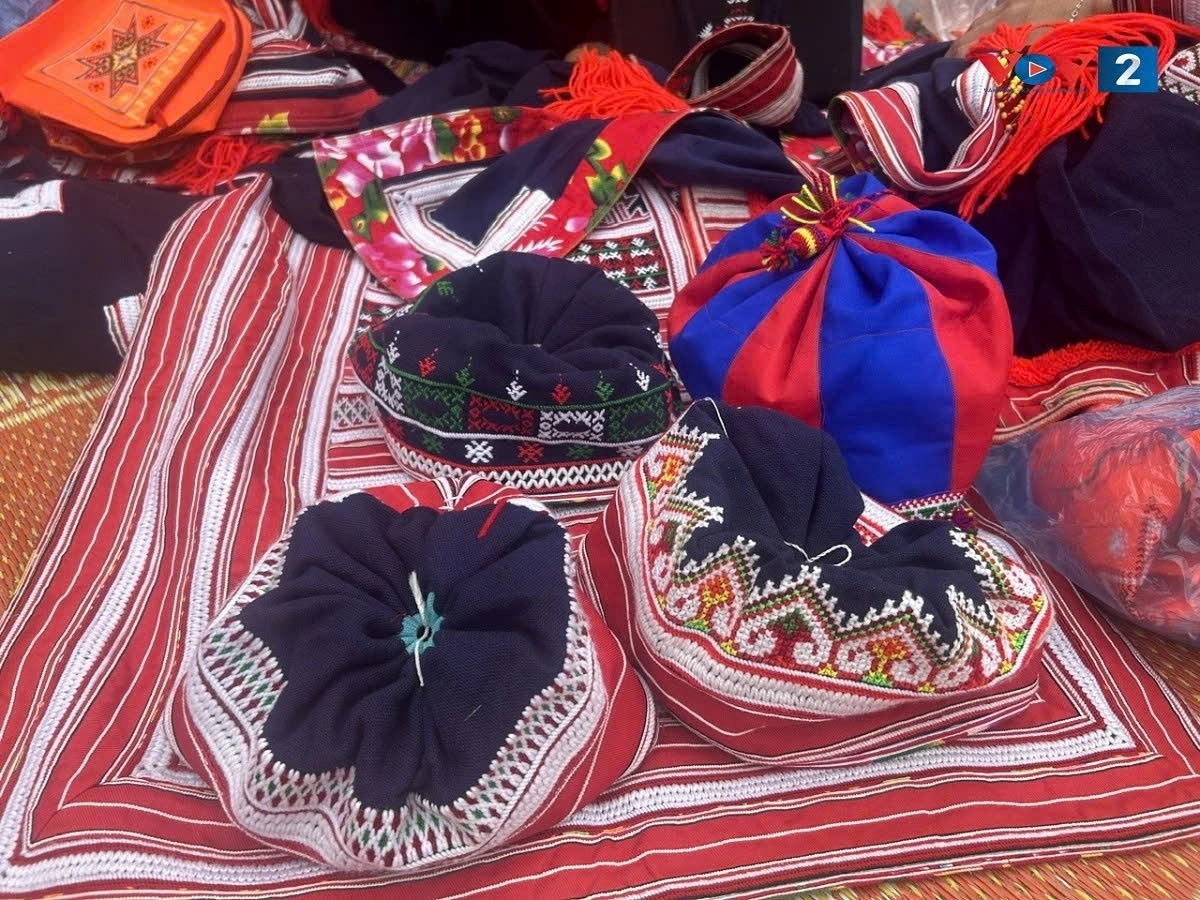 red dao people preserve brocade weaving craft in hoang su phi picture 7