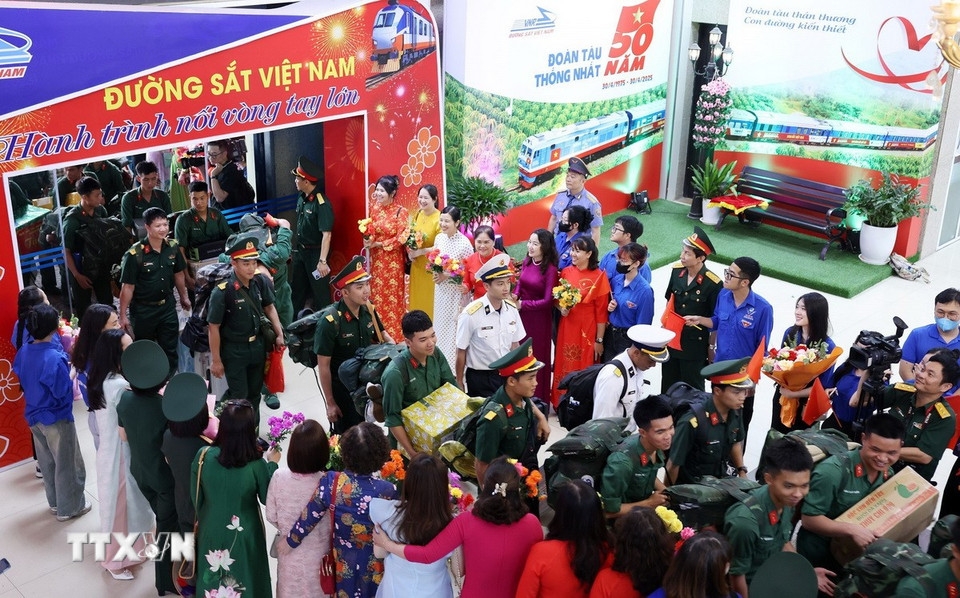 hân hoan đón đoàn cán bộ, chiến sỹ tham gia diễu binh về đến hà nội hình ảnh 7 han hoan don doan can bo, chien sy tham gia dieu binh ve den ha noi hinh anh 7