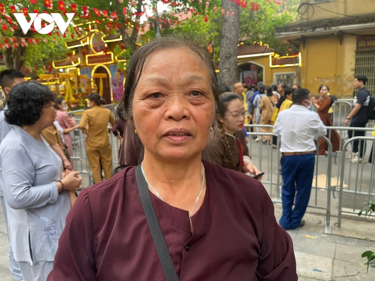 buddhist followers throng hanoi streets for buddha s sarira veneration picture 8 buddhist followers throng hanoi streets for buddha s sarira veneration picture 8
