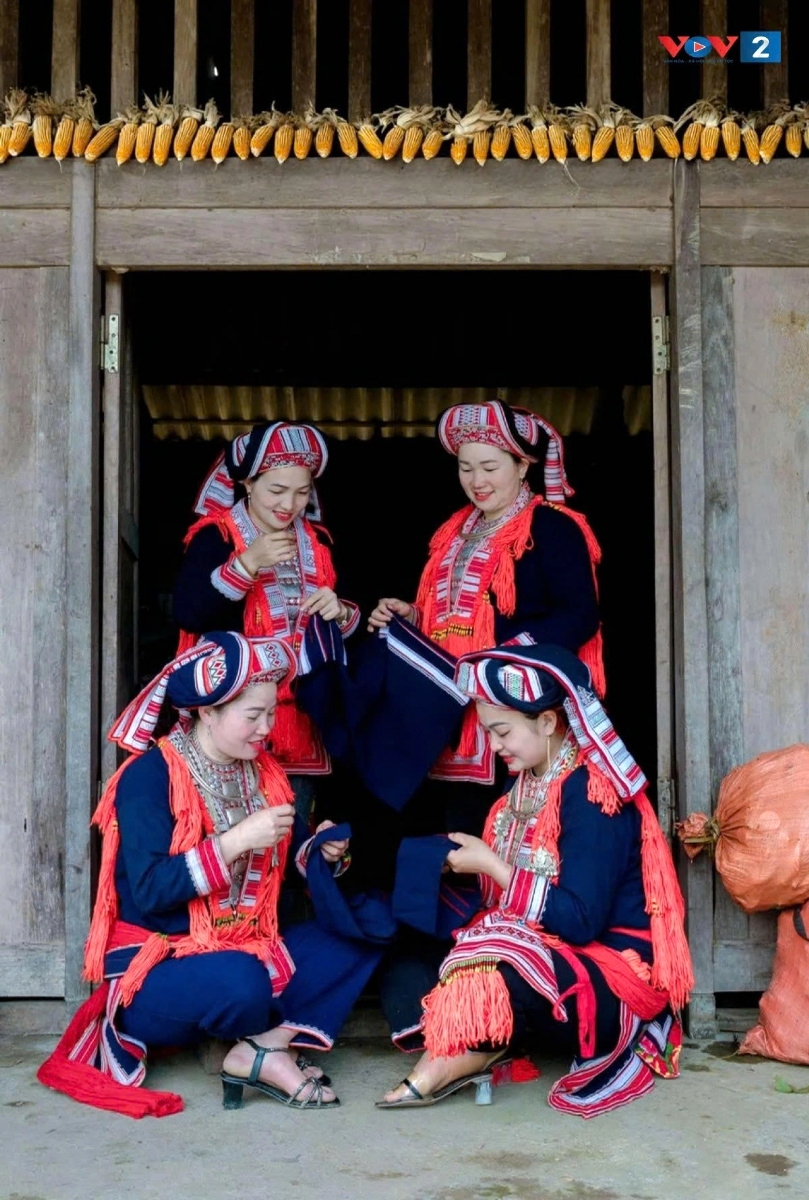 red dao people preserve brocade weaving craft in hoang su phi picture 8