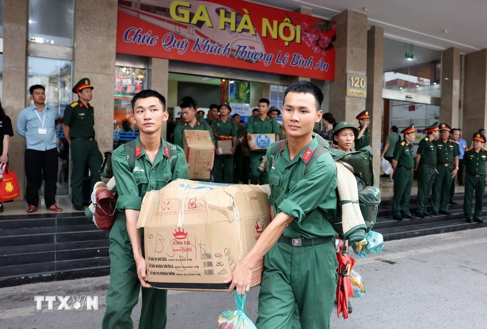hân hoan đón đoàn cán bộ, chiến sỹ tham gia diễu binh về đến hà nội hình ảnh 8 han hoan don doan can bo, chien sy tham gia dieu binh ve den ha noi hinh anh 8