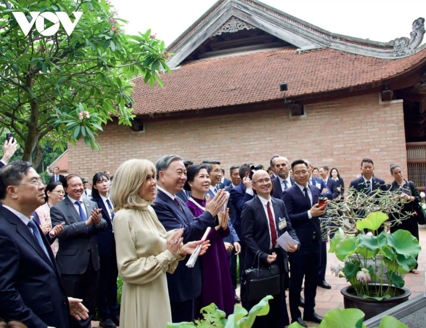 party chief to lam and french president visit temple of literature picture 8