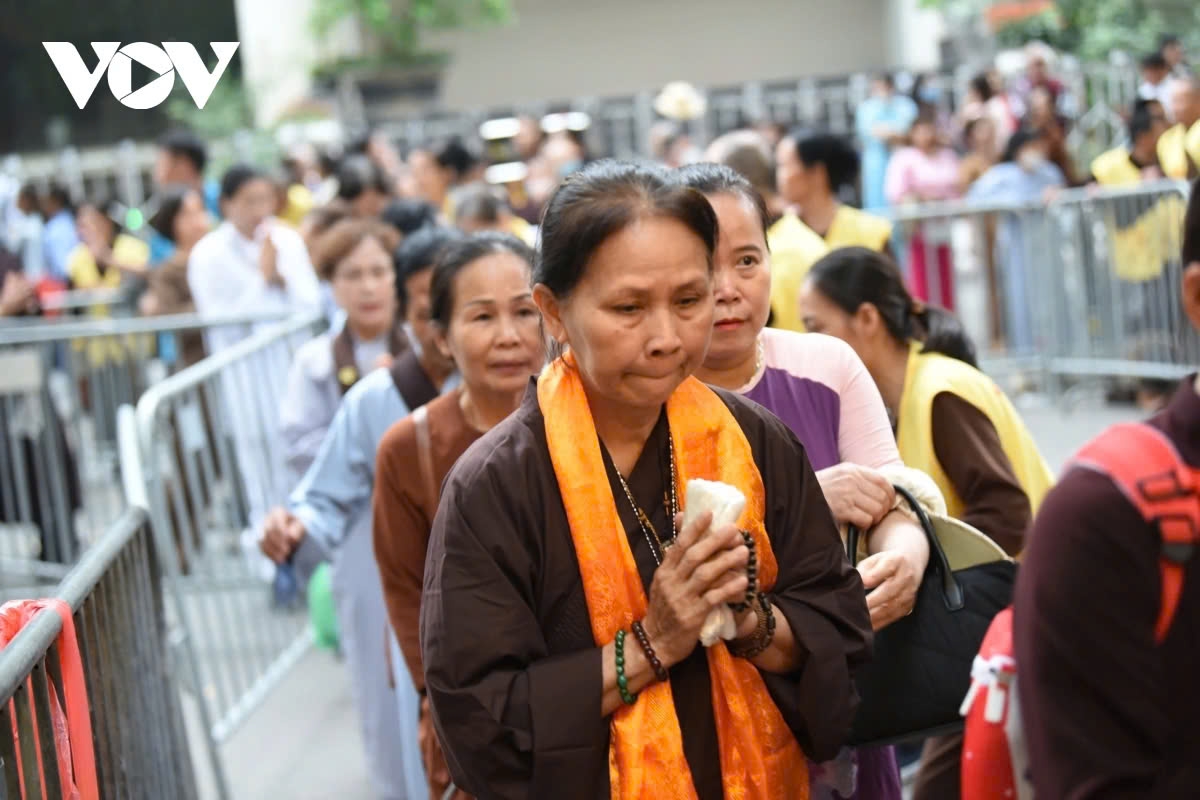 buddhist followers throng hanoi streets for buddha s sarira veneration picture 9 buddhist followers throng hanoi streets for buddha s sarira veneration picture 9