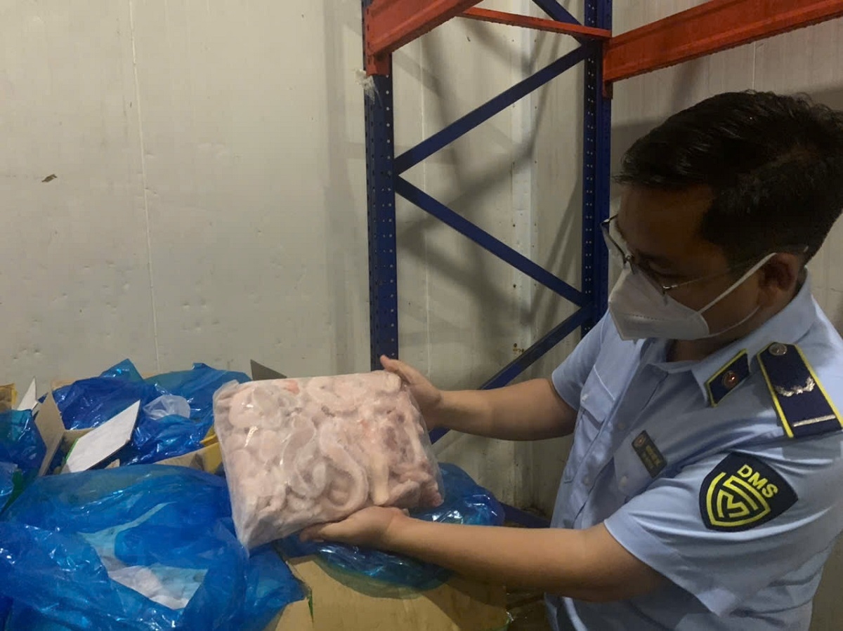Hà Nội tạm giữ hơn 7 tấn thực phẩm đông lạnh không có nguồn gốc