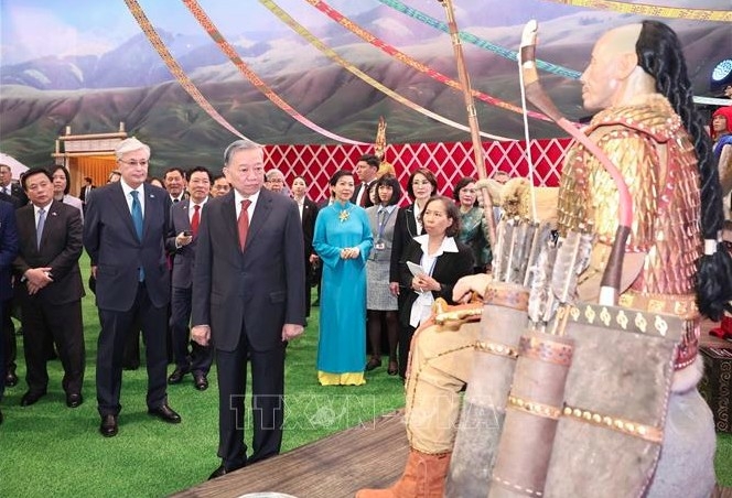 party general secretary and spouse visit ethno-aul cultural village in kazakhstan picture 1 party general secretary and spouse visit ethno-aul cultural village in kazakhstan picture 1