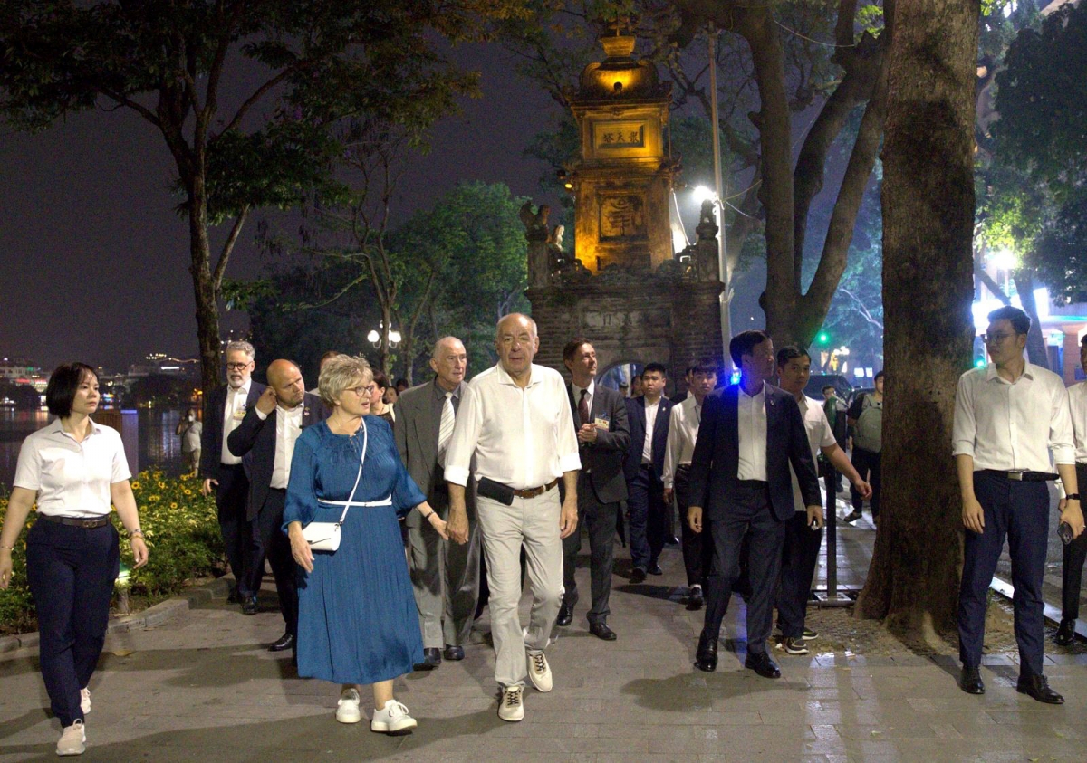hungarian president, first lady enjoy peaceful stroll around hanoi s old quarter picture 1 hungarian president, first lady enjoy peaceful stroll around hanoi s old quarter picture 1