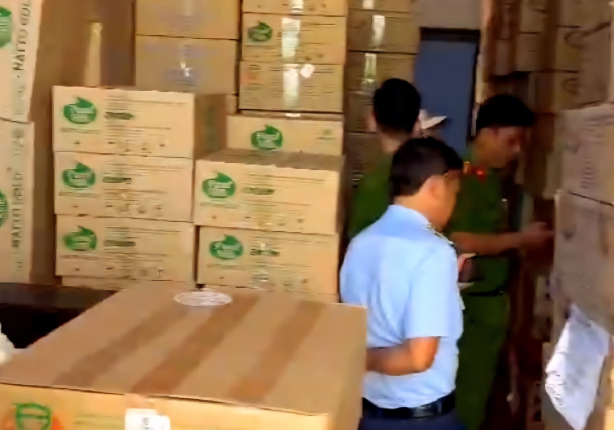 Long An phát hiện "kho" sữa bột không rõ nguồn gốc, trị giá hơn 3 tỷ đồng