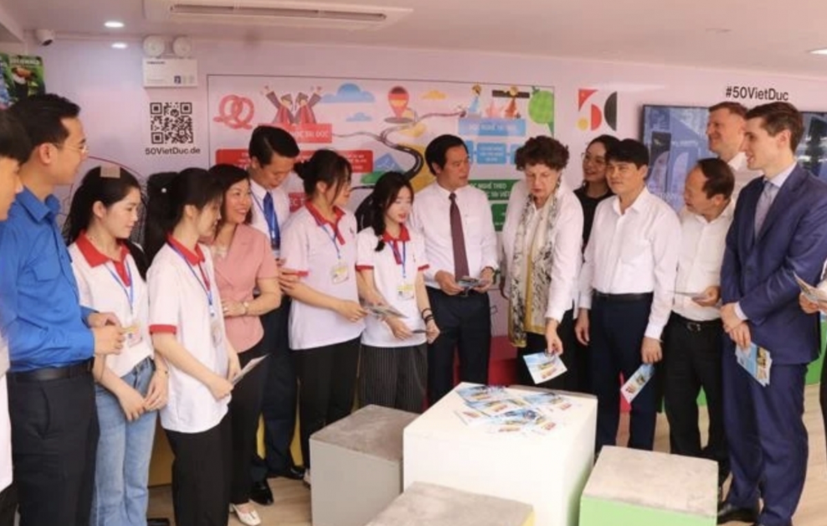 initiative offers youth expanded access to global labour market picture 1 initiative offers youth expanded access to global labour market picture 1