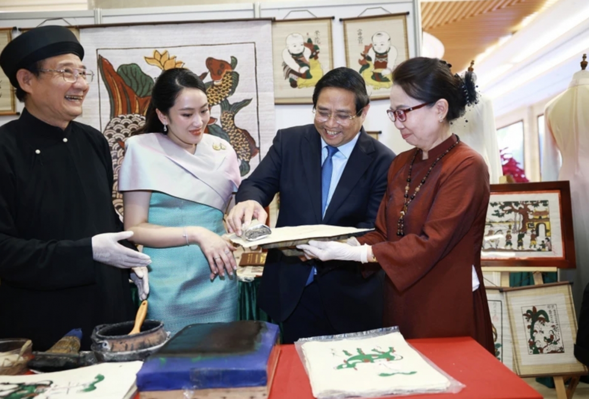 vietnamese, thai prime ministers contemplate handicraft products picture 1 vietnamese, thai prime ministers contemplate handicraft products picture 1