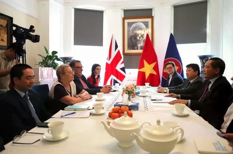 Communist parties of Vietnam, UK tighten relations
