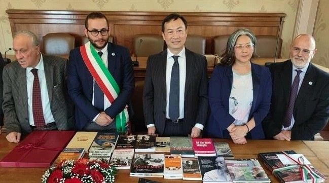 books about president ho chi minh presented to italian association picture 1 books about president ho chi minh presented to italian association picture 1