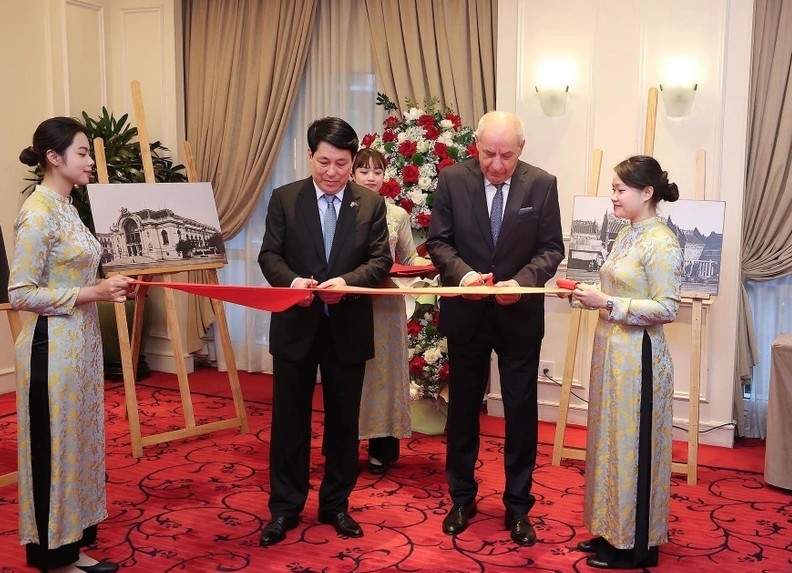 vietnamese, hungarian presidents attend exhibition of photos by bozoky dezso picture 1 vietnamese, hungarian presidents attend exhibition of photos by bozoky dezso picture 1