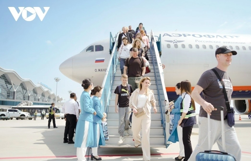 additional flights bring more russian tourists to khanh hoa picture 1