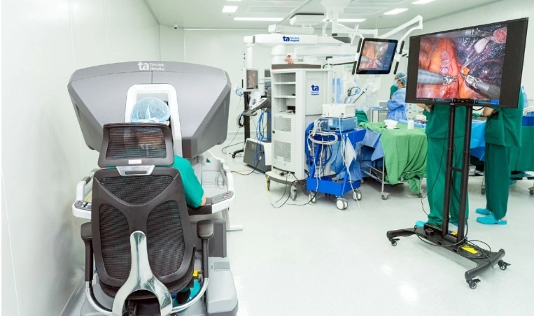 ho chi minh city launches sea s most advanced super robot for complex surgeries picture 2