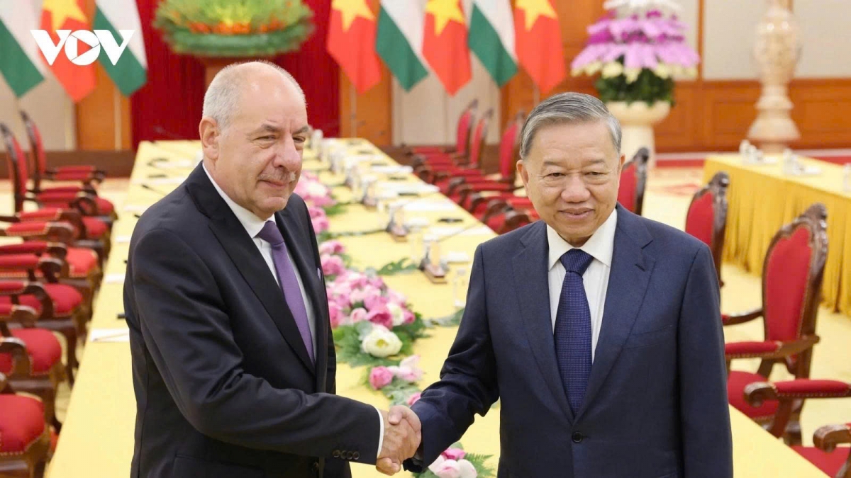 party leader welcomes hungarian president picture 1 party leader welcomes hungarian president picture 1