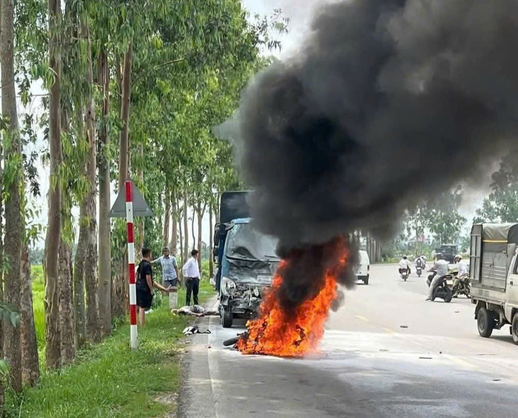 xe máy bốc cháy, 1 người tử vong sau tai nạn giao thông ở hải dương hình ảnh 1 xe may boc chay, 1 nguoi tu vong sau tai nan giao thong o hai duong hinh anh 1