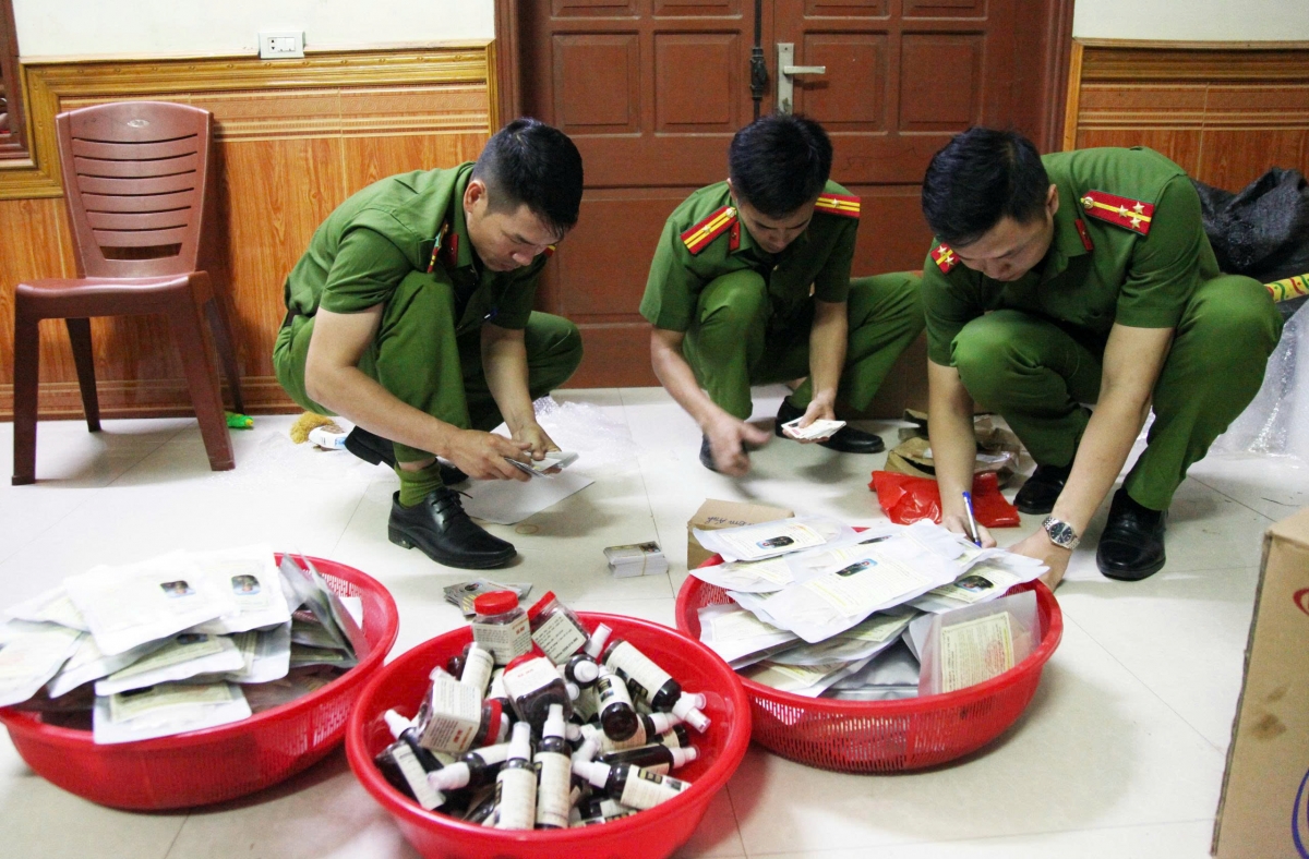 Nghi vấn 2 nhóm đối tượng buôn hàng nghìn sản phẩm giả thuốc chữa bệnh